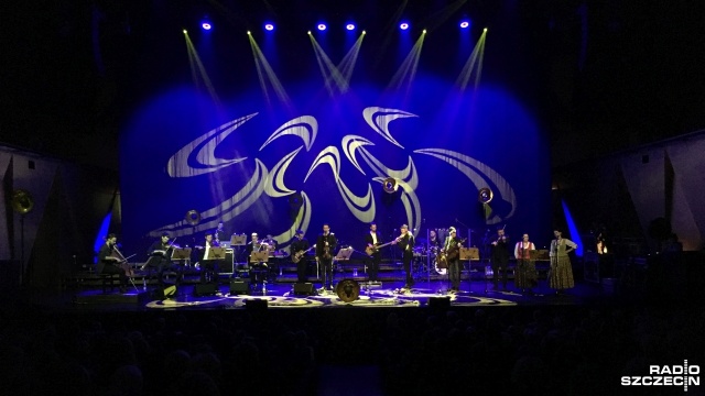 Atom String Quartet zagrał razem z zespołem Zakopower w Filharmonii im. Mieczysława Karłowicza w Szczecinie. Koncert odbył się w środę wieczorem.