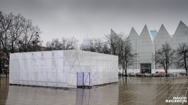 Wielka biała konstrukcja stanęła na placu Solidarności w Szczecinie - to najnowsza wystawa plenerowa Muzeum Narodowego Centrum Dialogu Przełomy w Szczecinie. Jest opowieścią o pierwszych powojennych latach na Ziemiach Zachodnich i Północnych zatytułowano ją: Wrastanie.
