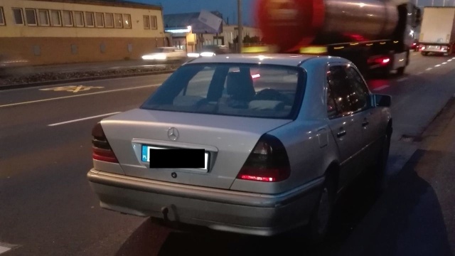 Na ulicy Gdańskiej przy Bulk Cargo w kierunku centrum Szczecina kierowca zaparkował swojego Mercedesa tak niefortunnie, że zablokował prawy pas jezdni.