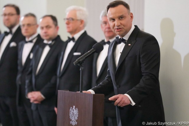 Prezydent Andrzej Duda zapowiada wizyty w największych ośrodkach polonijnych na świecie. Wszystko to z okazji przypadającego w tym roku 100-lecia odzyskania niepodległości. Andrzej Duda mówił o swoich planach w czasie wieczornego spotkania z dyplomatami akredytowanymi w Polsce.