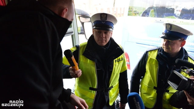 W Zachodniopomorskiem rozpoczynają się ferie. Policjanci ruchu drogowego przystąpili do sprawdzania autokarów, którymi nasze dzieci wyjeżdżają na zorganizowany wypoczynek.