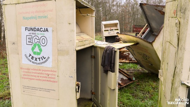 Skradzione kontenery na odzież używaną porzucono k. Goleniowa. To nie pierwszy taki przypadek - mówią pracownicy firmy do której należały. Dodają, że kradzieże w naszym regionie są nagminne.