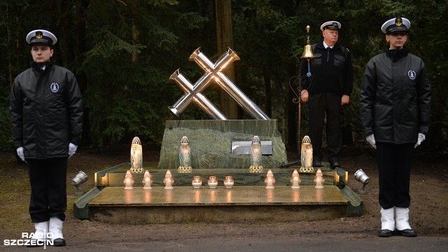 Rodziny, bliscy i przedstawiciele przedsiębiorstw armatorskich ze Szczecina uczcili w piątek na Cmentarzu Centralnym ofiary katastrofy promu Jan Heweliusz. Pod pomnikiem upamiętniającym tragedię odmówiono modlitwę i złożono kwiaty.