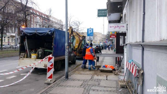 Centrum Szczecina bez wody w kranach do wieczora, a kierowcy muszą uważać na ekipy remontowe. Na ulicach pojawiły się beczkowozy.