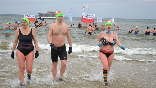 Miłośnicy lodowatych kąpieli zjechali do Kołobrzegu - trwa tam szósta edycja Światowego Festiwalu Morsowania. Na kołobrzeskiej plaży centralnej bawiło się około 500 morsujących.