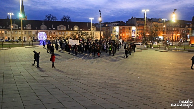 Nigdy im tego nie zapomnimy, Zdrajcy kobiet oraz Hańba - krzyczały na placu Solidarności aktywistki organizacji kobiecych, mieszkanki regionu.