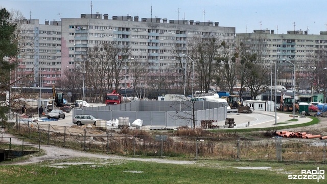 O siedem miesięcy przedłuży się budowa nowego centrum przesiadkowego komunikacji miejskiej w Policach. Przyczyną są błędy projektowe, przez które wykonawca opóźnia oddanie jej do użytku. To oznacza, że pasażerowie komunikacji miejskiej z nowej pętli skorzystają dopiero w czerwcu 2018 roku.