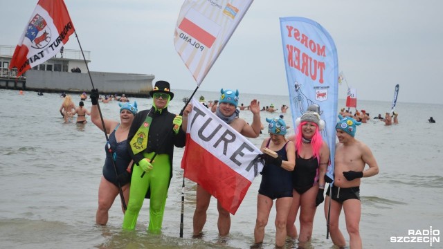 Około 700 osób zebrało się na kołobrzeskiej plaży, by wziąć udział w kąpieli morsów. Od piątku miłośnicy zimowych kąpieli morskich królują w Kołobrzegu. Niedzielną kąpiel poprzedziła kolorowa parada ulicami dzielnicy uzdrowiskowej, a sama kąpiel była kulminacyjnym momentem Światowego Festiwalu Morsowania.