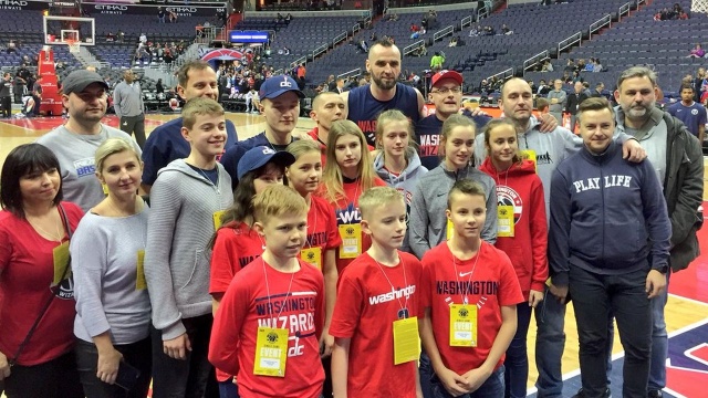 Marcin Gortat zdobył 16 punktów i miał 13 zbiórek, a jego Washington Wizards pokonali przed własną publicznością Brooklyn Nets po dogrywce 119:113 w lidze NBA.