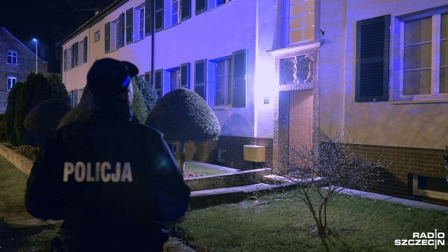 Jedna osoba zginęła w pożarze budynku wielorodzinnego przy ulicy Arkońskiej w Szczecinie. Ogień wybuchł w poniedziałek około godziny 3 nad ranem w mieszkaniu na poddaszu. Mimo reanimacji, 70-letnia lokatorka zmarła.