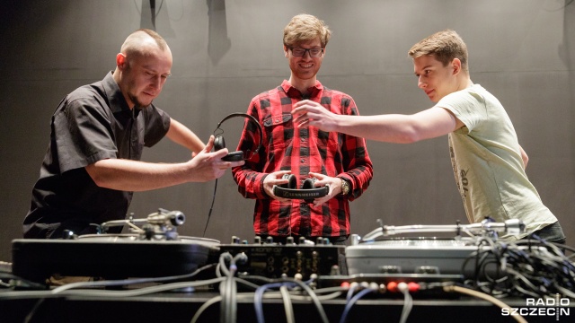 Czym jest sampling i jakie są podstawowe zasady miksowania muzyki klubowej - między innymi tego uczy się młodzież na półkoloniach zorganizowanych przez szczecińską Filharmonię.