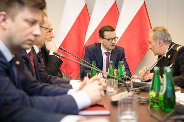 Wszystkie awarie energetyczne po przejściu nad Polską orkanu Fryderyka mają zostać usunięte jeszcze w piątek. Takie zapewnienie od ministrów usłyszał podczas narady premier Mateusz Morawiecki.