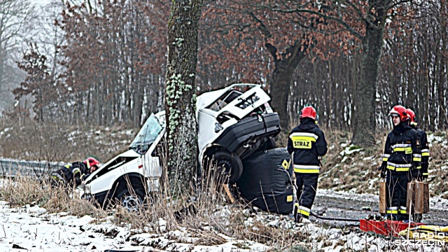 Jedna osoba zginęła w wypadku w powiecie białogardzkim. W niedzielę przed godziną 9 na drodze w kierunku miejscowości Buczek samochód uderzył w drzewo.