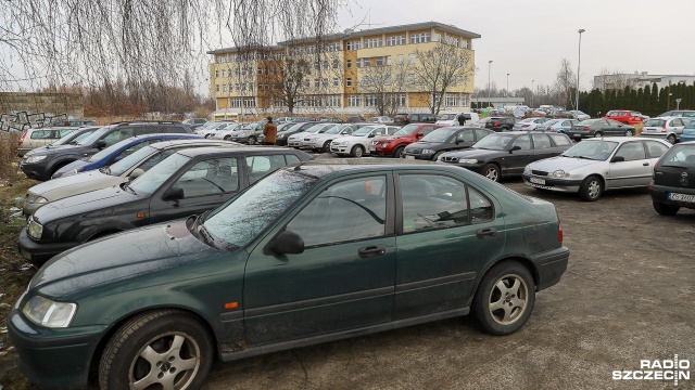 Do tej pory kierowcy parkowali tam na dziko - teraz ma się to zmienić. Jak dowiedziało się Radio Szczecin przy ul. Citroena, obok przystanku szybkiego tramwaju Jaśminowa ZUS, zajeżdżone samochodami klepisko zmieni się w normalny, ogólnodostępny parking.