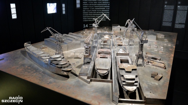 Centrum Dialogu Przełomy Muzeum Narodowego w Szczecinie ma 2 lata. W ciągu ostatniego roku przygotowano 10 wystaw czasowych. Obejrzało je ponad 40 tysięcy widzów, nie licząc tych, którzy oglądali ekspozycje plenerowe. W Przełomach odbywają się też debaty i lekcje dla dzieci i młodzieży zatytułowane Akademia obywatelska - wśród nich m.in. rozmowy na temat totalitaryzmów XX wieku.