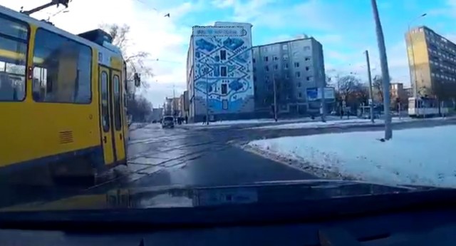 Motorniczy, który wjechał na czerwonym świetle na plac Rodła w Szczecinie zostanie ukarany - zapowiada Zarząd Dróg i Transportu Miejskiego. Film zarejestrowany przez samochodową kamerę, który przedstawia całą sytuację, nadesłał słuchacz Radia Szczecin.