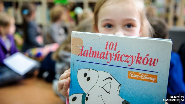 Jak dbać o książki - między innymi tego uczyły się przedszkolaki i uczniowie podstawówek na zajęciach zorganizowanych w Szkole Podstawowej nr 56 w Szczecinie. Warsztaty odbyły się w środę w ramach cyklu Ferie w bibliotece.