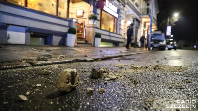 Fragmenty elewacji kamienicy uszkodziły dwa samochody zaparkowane pod budynkiem. Do zdarzenia doszło przy ulicy Piłsudskiego w Szczecinie.
