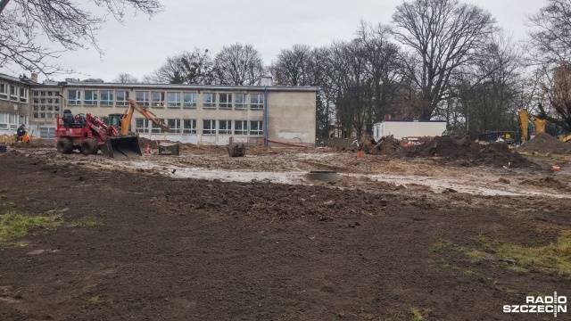 Ruszyły remonty w kolejnych szczecińskich szkołach - według danych miasta w ubiegłym roku takich modernizacji i przebudów było około 350, w tym roku skala ma być podobna. Ekipy budowlane pracują między innymi w szkołach przy ulicach Mickiewicza i Felczaka oraz w budynku po byłym Gimnazjium nr 21.