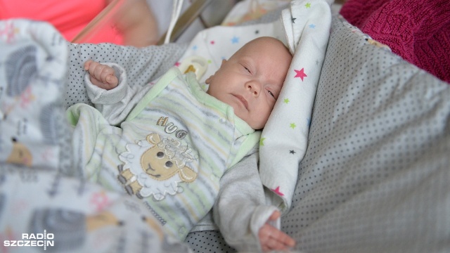 Piękna historia z happy endem: 400 gramów życia Właśnie tyle, w dniu urodzenia ważył Szymon (wcześniak, przyszedł na świat we wrześniu), który w czwartek opuścił szpital na szczecińskich Pomorzanach. To najmniejsze dziecko, które udało się tam uratować.