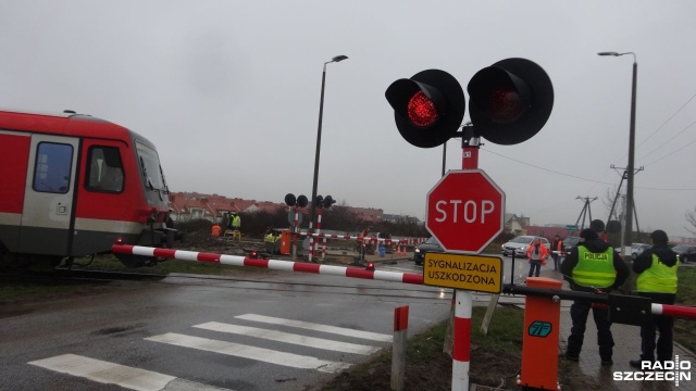 Były poważne wypadki pociągów z samochodami, teraz ma być bezpieczniej. W piątek na dwóch przejazdach kolejowych w Warzymicach - zwanych sypialnią Szczecina - stanęły półrogatki oraz zamontowano tam światła.