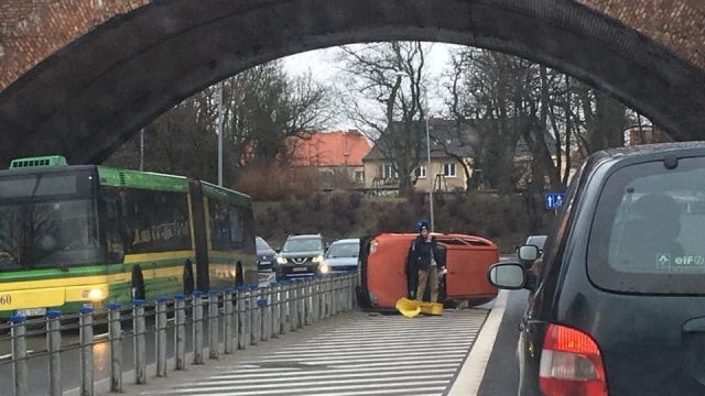 Dachowanie samochodu pod wiaduktem na ulicy Wilczej w Szczecinie. Na szczęście nikomu nic się nie stało. Przewrócone Seicento leży na pasie wyłączonym z ruchu, więc można tamtędy przejeżdżać.