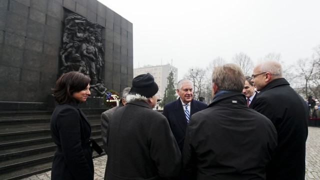 W Warszawie przed Pomnikiem Bohaterów Getta amerykański sekretarz stanu złożył kwiaty i wygłosił krótkie przemówienie. Uroczystości odbyły się w 73. rocznicę wyzwolenia obozu zagłady Auschwitz.