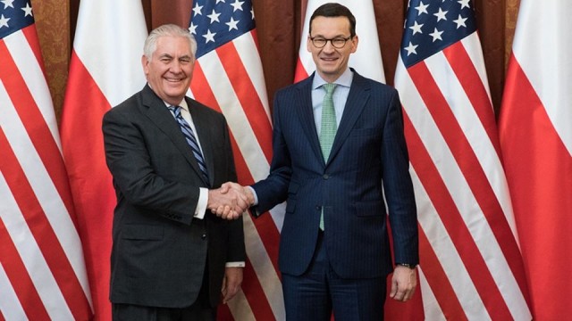 Stany Zjednoczone wyraziły stanowczy sprzeciw wobec budowy rurociągu Nord Stream 2 łączącego Rosję z Niemcami - ten aspekt wizyty sekretarza stanu Rexa Tillersona w Warszawie eksponują amerykańskie agencje prasowe.
