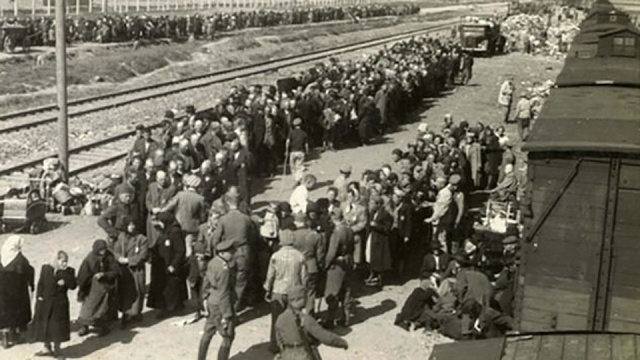 Nie było polskich obozów śmierci i należy dbać o zachowanie prawdy historycznej - zgodzili się goście Kawiarenki Politycznej w Radiu Szczecin. Rozmowę na ten temat wywołała sobotnia wypowiedź ambasador Izraela w Polsce, która w imieniu rządu swojego kraju krytykowała polską nowelizację ustawy o Instytucie Pamięci Narodowej. Zakłada ona m.in. możliwość karania za użycie zwrotu polskie obozy śmierci.