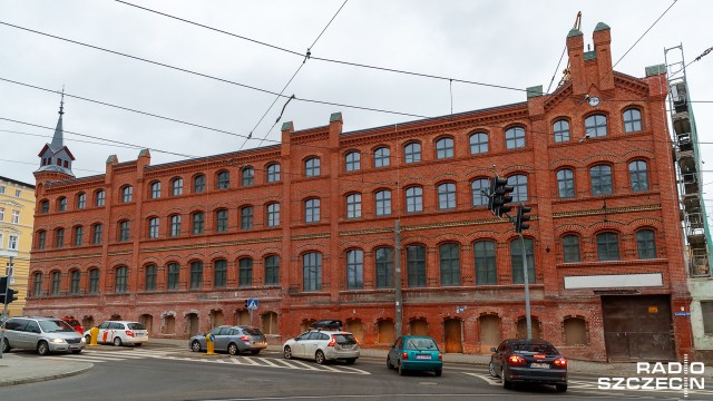 Zabytkowy budynek na szczecińskim Niebuszewie zyskał nową elewację. Chodzi o dawną niemiecką fabrykę rowerów i maszyn do szycia, w której teraz będą sklepy z ubraniami i biura.