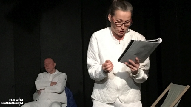 Czytanie tekstu Dzienniki Majdanu Natalii Worożbyt rozpoczęło w poniedziałek wieczorem w Teatrze Małym w Szczecinie nowy projekt pod hasłem Goście, goście. Jak tłumaczą organizatorzy, celem spotkań ma być dostrzeżenie osób, które z zagranicy przyjeżdżają do Szczecina do pracy czy na studia. Polska staje się domem dla wielu imigrantów. Są nimi zarówno Ukraińcy, Skandynawowie, ale też Niemcy, Francuzi czy Anglicy.