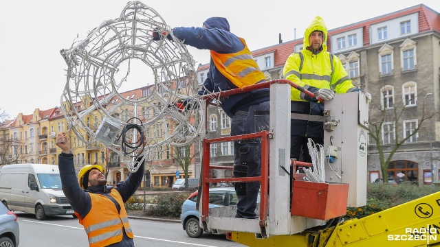 Zarząd Dróg i Transportu Miejskiego rozpoczął demontaż ozdób świątecznych z ulic Szczecina.