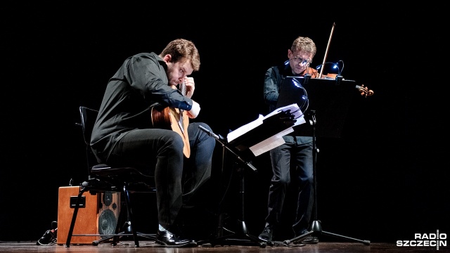 Skrzypce, gitara i cała orkiestra zabrzmiały w środę w Filharmonii w Szczecinie. To za sprawą dwójki wirtuozów: Bartłomieja Nizioła grającego na skrzypcach i Łukasza Kuropaczewskiego na gitarze.