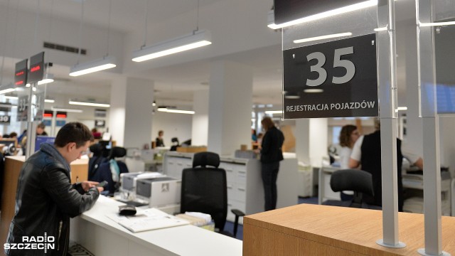 Problemy z rejestracją samochodów i innymi formalnościami trwają trzeci miesiąc. Program nowy CEPiK, czyli Centralny System Ewidencji Pojazdów i Kierowców w wersji 2.0 - wciąż szwankuje. Tak jest też w Szczecinie.