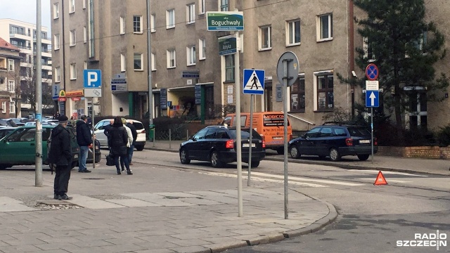 W wypadku na ulicy Asnyka ofiarą jest dziecko, które według nieoficjalnych informacji wbiegło pod samochód. Zablokowany został dojazd do Dworca Niebuszewo w Szczecinie.