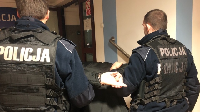 Weszli do mieszkania, by sprawdzić licznik prądu i zatrzymali poszukiwanego Europejskim Nakazem Aresztowania. Specjalistami od energii elektrycznej okazali się policjanci ze Szczecina.