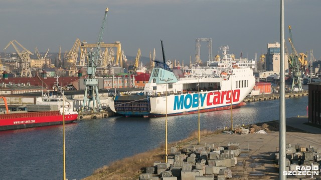 Nowy prom kupiony we Włoszech stoi przy Nabrzeżu Bułgarskim w szczecińskim porcie i czeka na remont.