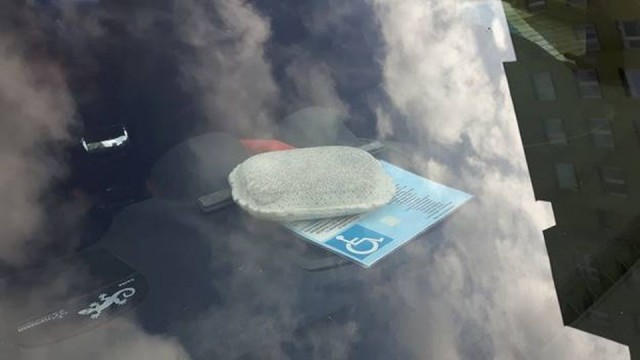 O nowym - ale niedziałającym - sposobie na szybkie znalezienie miejsca parkingowego w Szczecinie poinformowała straż miejska. Jeden z kierowców zamiast szukać parkingu zostawił auto na kopercie dla niepełnosprawnych próbując ukryć, że umożliwiająca to karta jest nieaktualna.