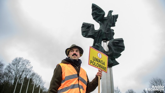 Przebrali się za myśliwych, biegali po parku z plastikową bronią, udawali polowanie i przeganiali pieszych - taki happening zorganizowali w sobotę w Szczecinie działacze Inicjatywy na Rzecz Zwierząt Basta W ten sposób protestowali przeciw zmianom w prawie łowieckim.