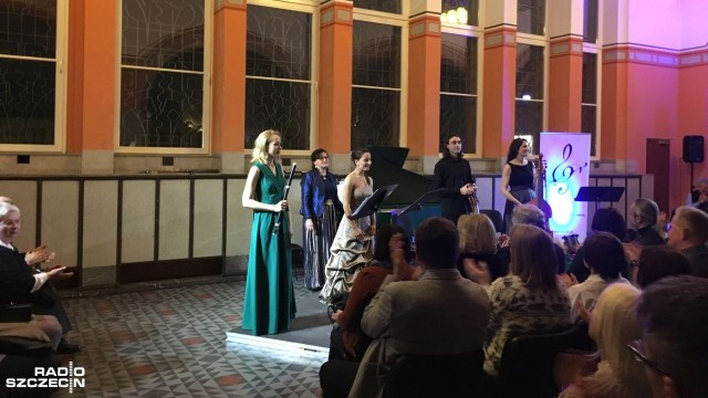 Aksamitny sopran Aldony Bartnik podczas sobotniego koncertu w Muzeum Narodowym zachwycił publiczność. Rezydentka Fundacji Akademia Muzyki Dawnej w wybranym przez siebie repertuarze zaprezentowała kantaty od XVI do XVIII wieku.