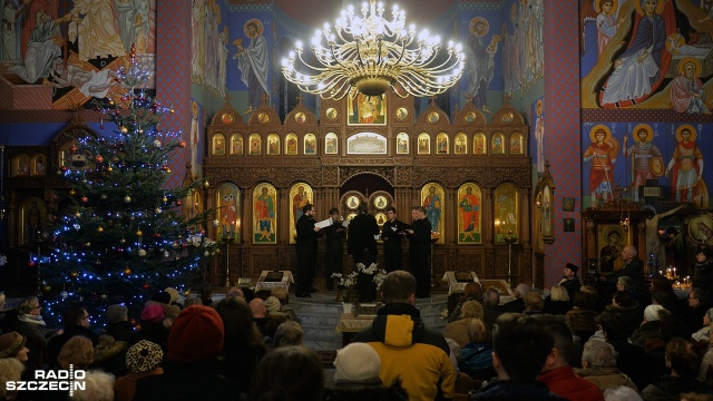 Ośmioosobowy Męski Zespół Wokalny Ikos wystąpił w cerkwi św. Mikołaja w Szczecinie. Grupa a capella wykonała hymny liturgii prawosławnej zaczerpnięte z tradycji bizantyjskiej oraz kolędy greckie, polskie, ukraińskie i rumuńskie.