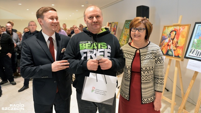 Sztuka to dla nich lekarstwo na intelektualną i fizyczną niepełnosprawność - tak mówią terapeuci o uczestnikach ogólnopolskiego konkursu artystycznego. Ich prace można było oglądać w poniedziałek w Filharmonii im. Mieczysława Karłowicza w Szczecinie.