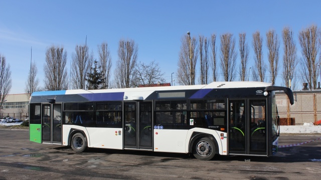 Pierwsze cztery nowoczesne autobusy, z 20 kupionych przez miasto, trafiły w poniedziałek wieczorem do Zajezdni Dąbie w Szczecinie. Kolejnych sześć pojazdów dotrze w ciągu najbliższych dni, a pozostałe w marcu. Nowe autobusy zaczną wozić pasażerów za kilka tygodni.