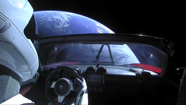 Z przylądka Canaveral na Florydzie wystrzelono najpotężniejszą rakietę świata - Falcon Heavy, należącą do prywatnej firmy Elona Muska - SpaceX. Na jej pokładzie znajdowało się auto marki Tesla Roadster oraz specjalna płyta zawierająca dane.