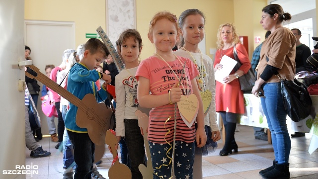 Śpiewali, tańczyli, recytowali wiersze i grali na własnoręcznie wykonanych gitarach. Uczniowie Szkoły Podstawowej nr 51 wystąpili dziś gościnnie w Domu Opieki Społecznej w Szczecinie przy ulicy Broniewskiego.