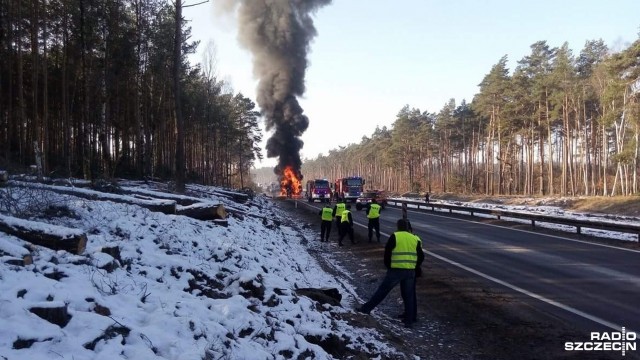 Ciężarówka zapaliła się na remontowanym odcinku autostrady A6 w kierunku Goleniowa. Do zdarzenia doszło w czwartek po godzinie 10. Kierowcy tira nic się nie stało.