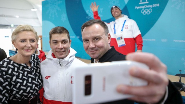 Prezydent Andrzej Duda spotkał się w wiosce olimpijskiej z polskimi sportowcami. W czwartek para prezydencka w Pjongczangu oglądała Ceremonię Otwarcia XXIII Zimowych Igrzysk Olimpijskich.