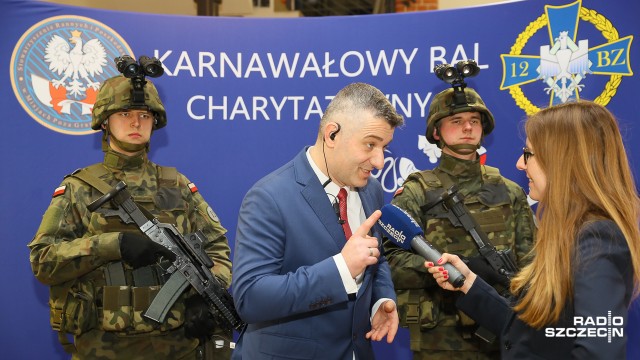 Broszka Beaty Szydło, wieczne pióro premiera Mateusza Morawieckiego czy karnet do Filharmonii sponsorowany przez prezydenta Szczecina Piotra Krzystka - między innymi te przedmioty można było w sobotę wylicytować podczas Trzeciego Karnawałowego Balu Charytatywnego zorganizowanego w Starej Rzeźni na Łasztowni.