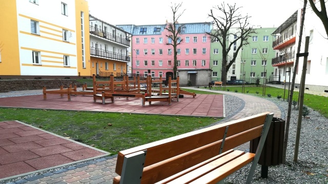 Wspólnoty mieszkaniowe mogą składać wnioski na realizację projektów w ramach programów Zielone Podwórka i Zielone Przedogródki Szczecina.