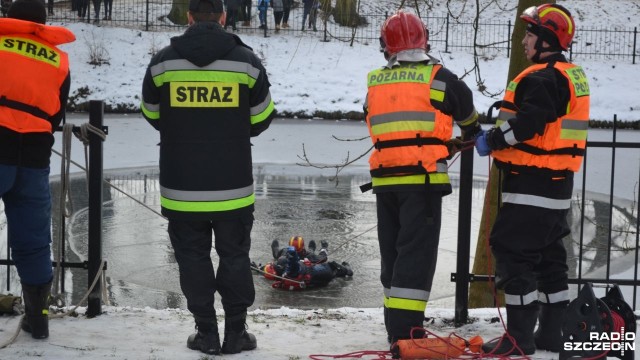 Mężczyzna, idąc po zamarzniętym stawie wpadł do wody po tym, jak załamał się pod nim lód - to scenariusz ćwiczeń przeprowadzonych w poniedziałek przez kołobrzeskich strażaków. Na miejsce ćwiczeń wybrano staw w Parku Dąbrowskiego.